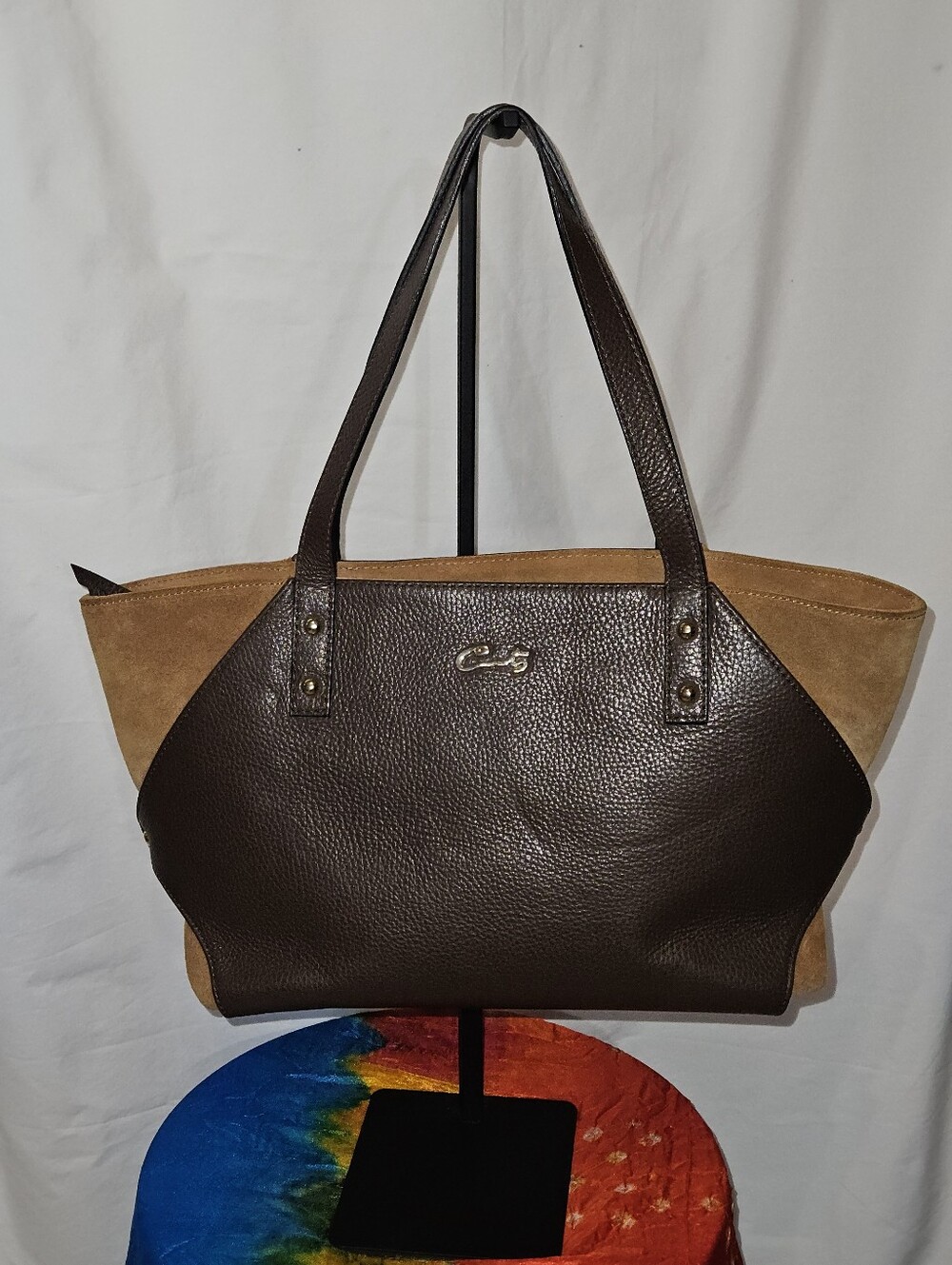 Bolsoscats Neutral Leather Crossbody Bag with Gold Hardware